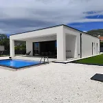 Villa Sempervivum 3 With Heated Pool