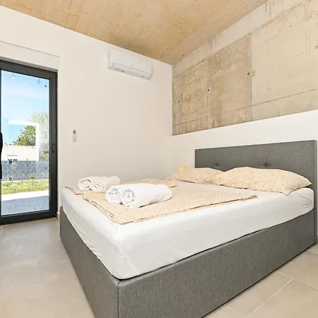 Villa Sempervivum 3 With Heated Pool *