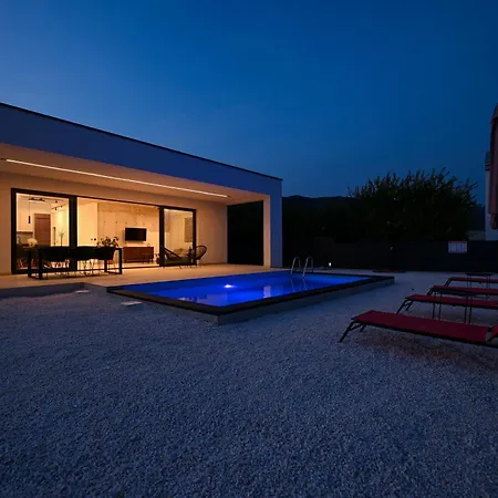 Sempervivum 3 With Heated Pool *