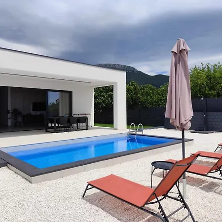 Villa Sempervivum 3 With Heated Pool