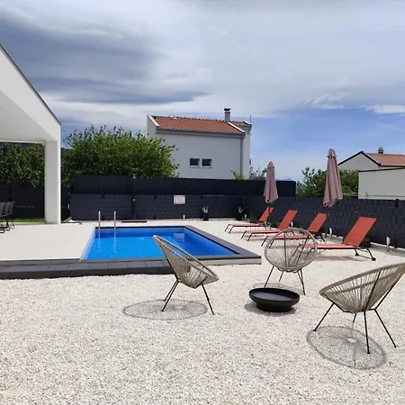 Villa Sempervivum 3 With Heated Pool Kastela