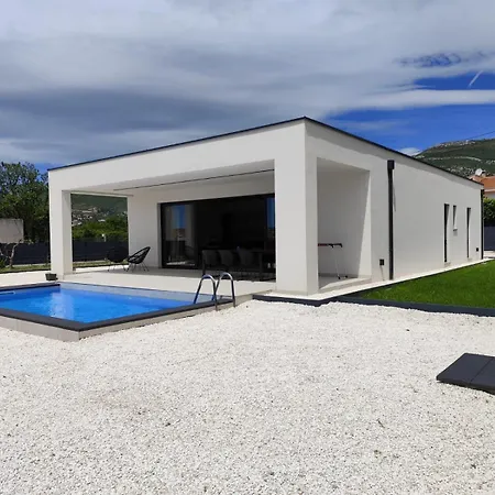 Villa Sempervivum 3 With Heated Pool